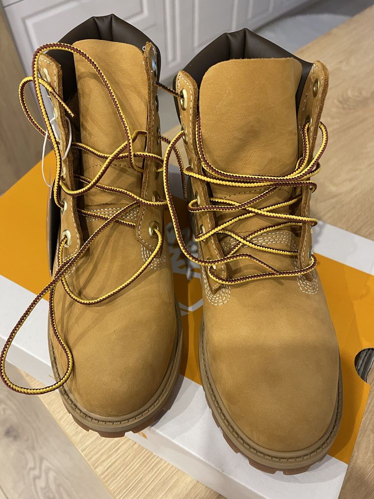 Продавам нови детски оригинални  класически боти Timberland