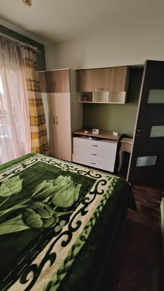 Închiriez apartament cu 3 sau 4 camere