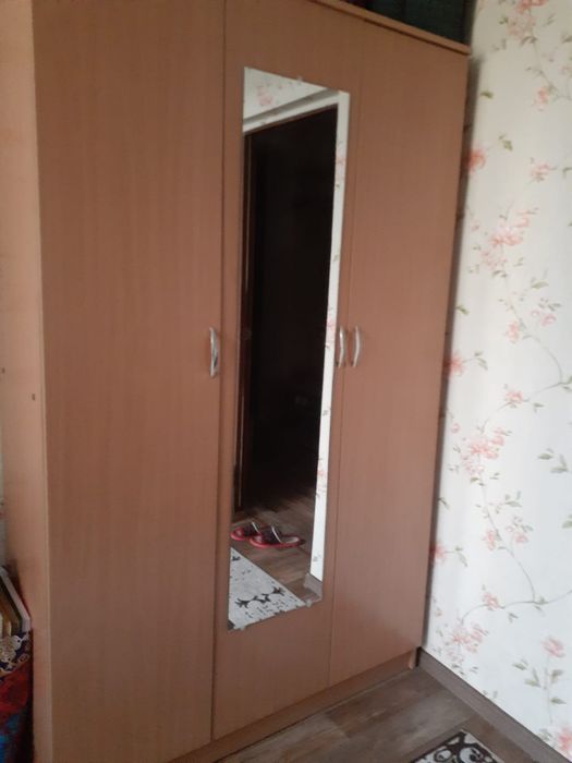 Продам шкаф и диван.