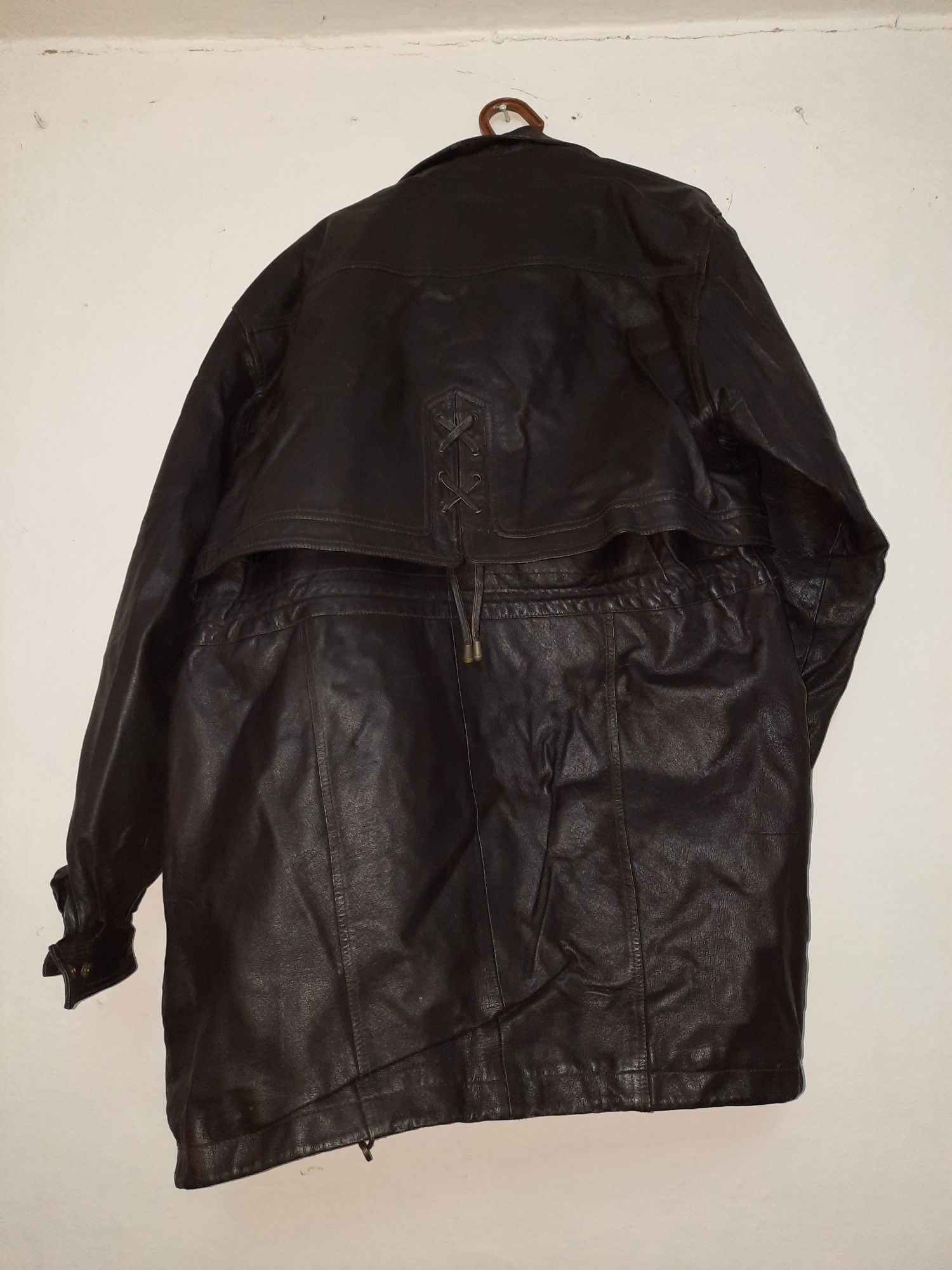 Продаётся  женская кожаная куртка, дубленка, жилетка.