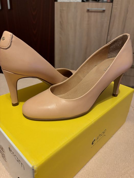 Pantofi noi din piele naturala