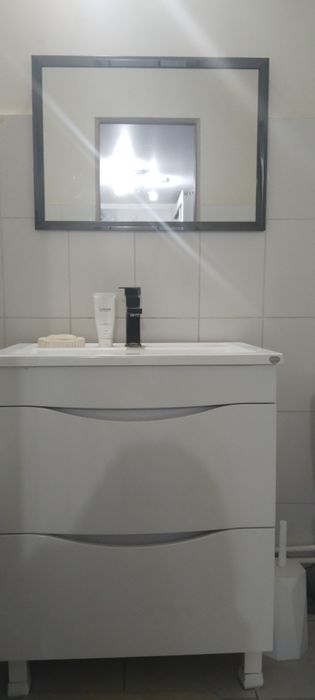 Раковина с тумбой И зеркало