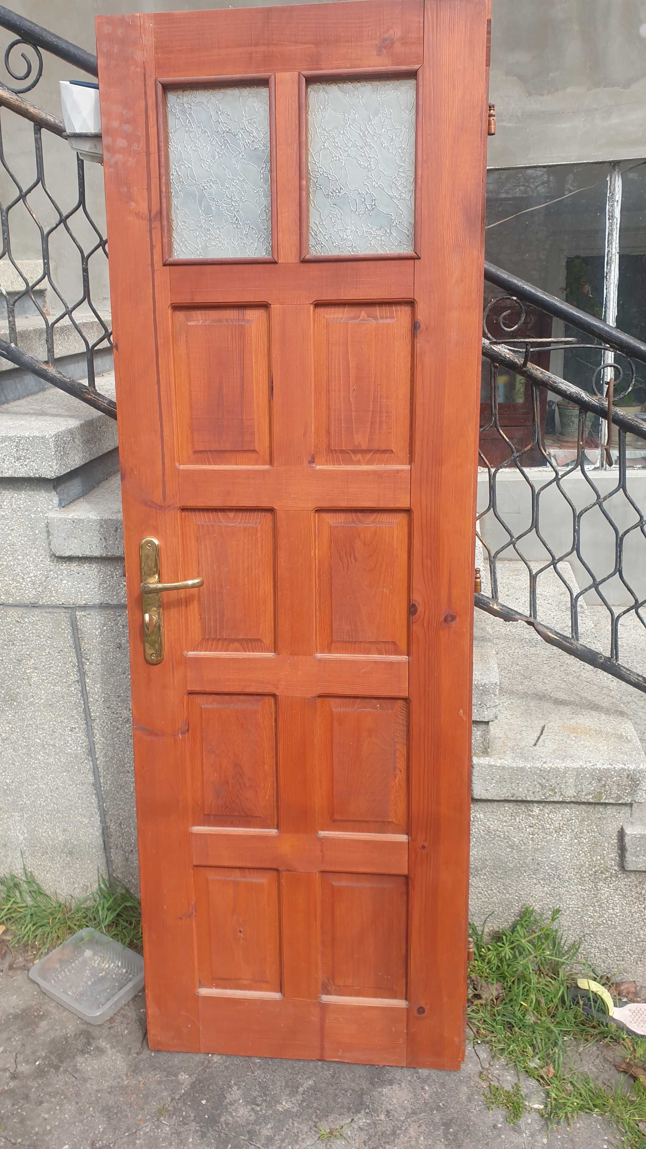 Масивни врати от дърво.