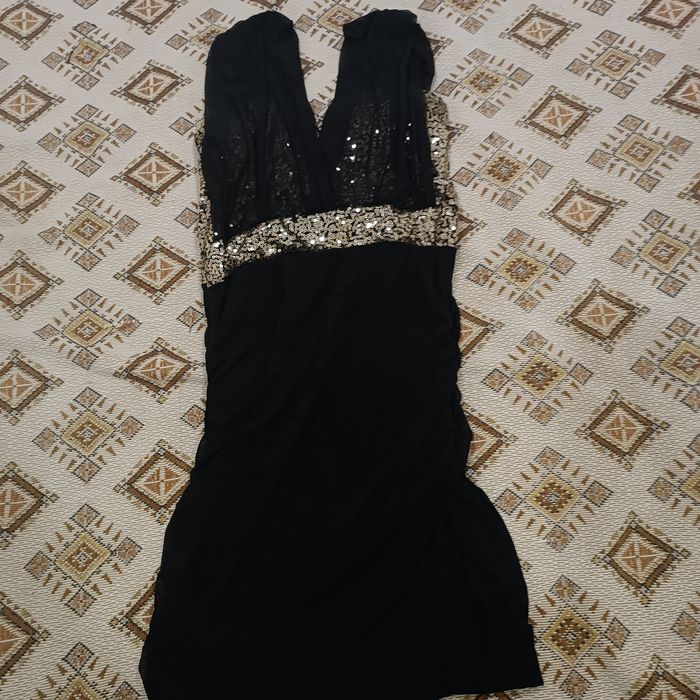 Къса секс рокличка с златисти паети