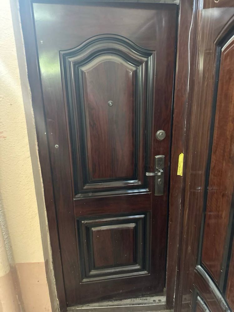Продаю входную железную дверь