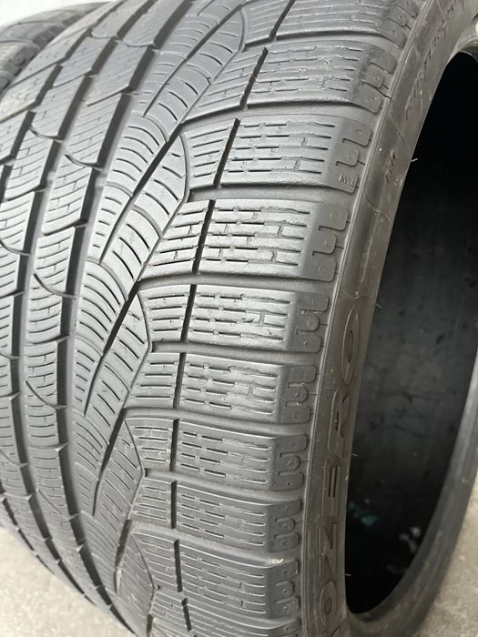 2 бр. зимни гуми 305/30/20 Pirelli 6 mm DOT 3617