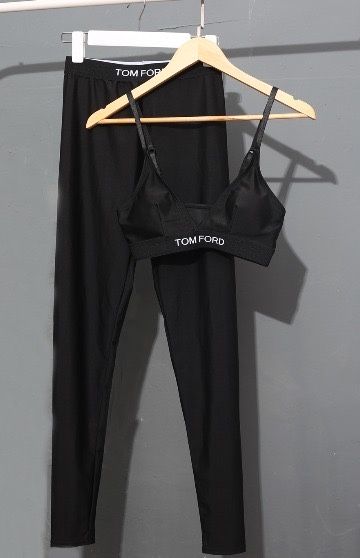 Compleu Tom Ford/ S M L  livr 1 zi