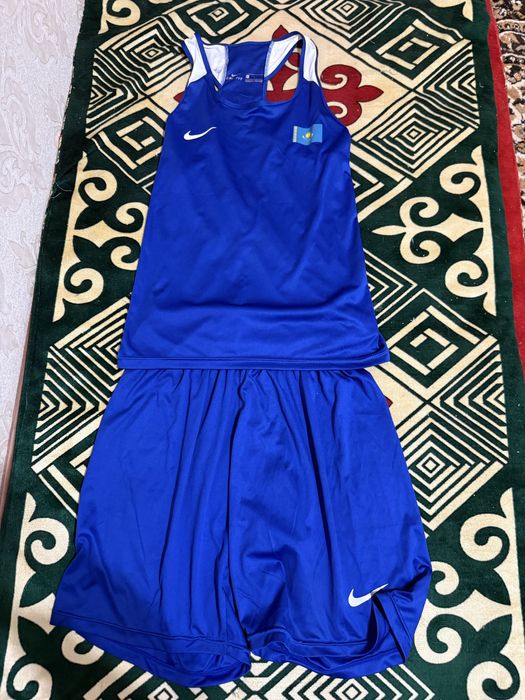 Форма для бокса красного и синего цвета