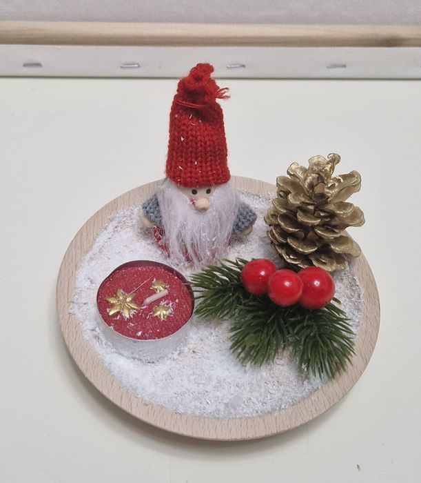 Aranjament Craciun,  Gnom cu lumanare
Compus din :
Suport lemn diam