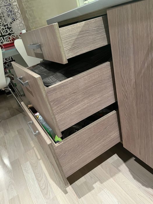 ПРОДАВАМ ЪГЛОВА КУХНЯ. Възможност за взимане края на седмицата. София