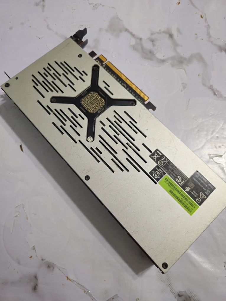 Продам amd radeon vii (7)
