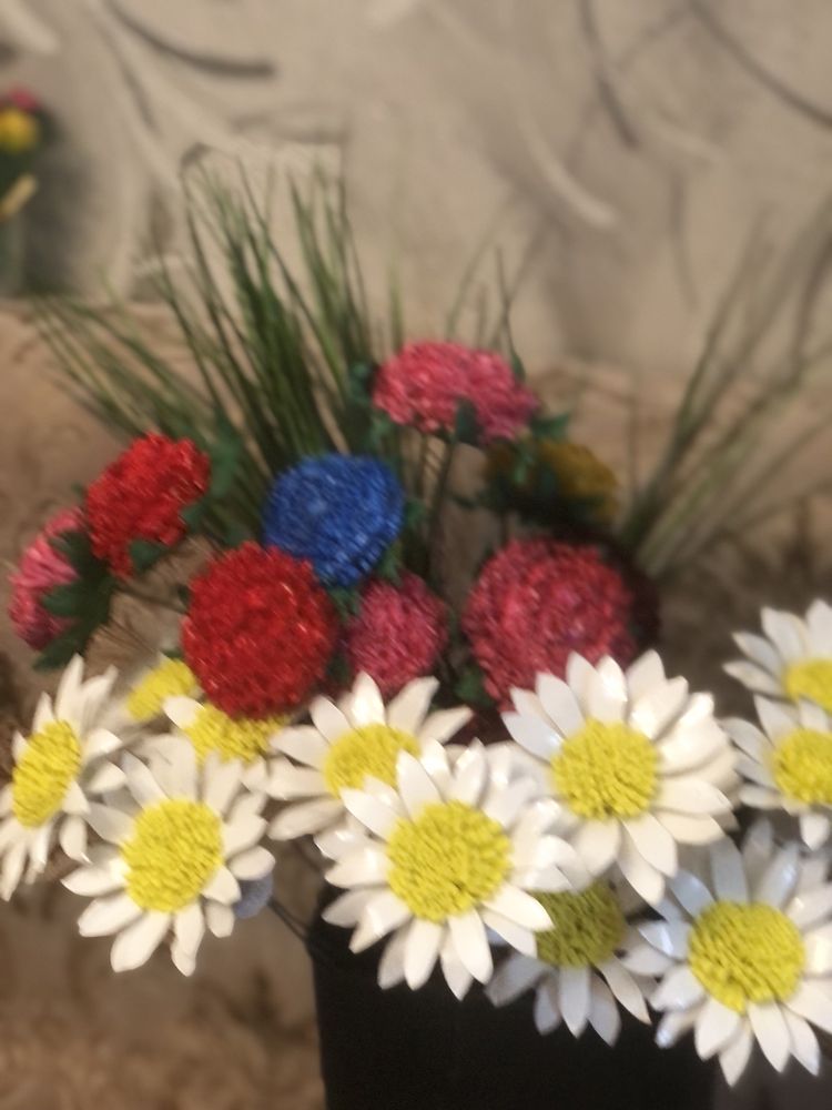 Цветы букеты корзины из пластика