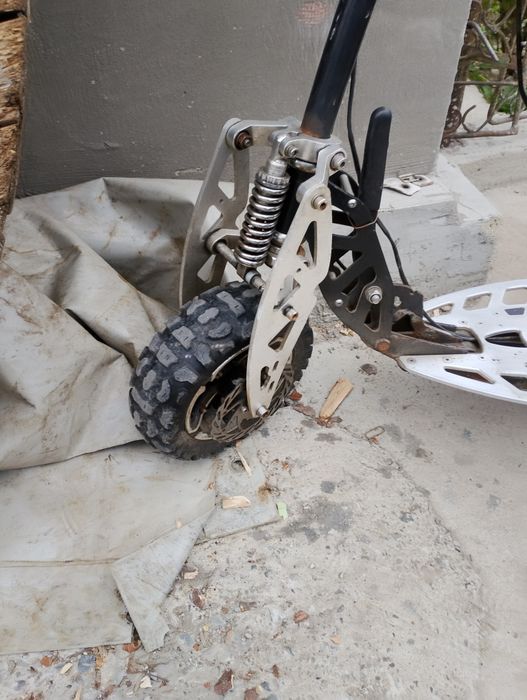 Vând trotineta Uber Scott 70x 71cc