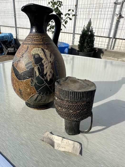 Doua obiecte vechi pret 300 lei.
