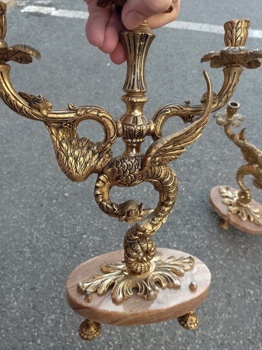 Superb set de 2 sfeșnice din bronz decorate cu dragoni și baza din mar