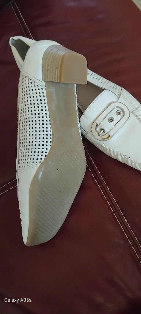 Vând pantofi piele