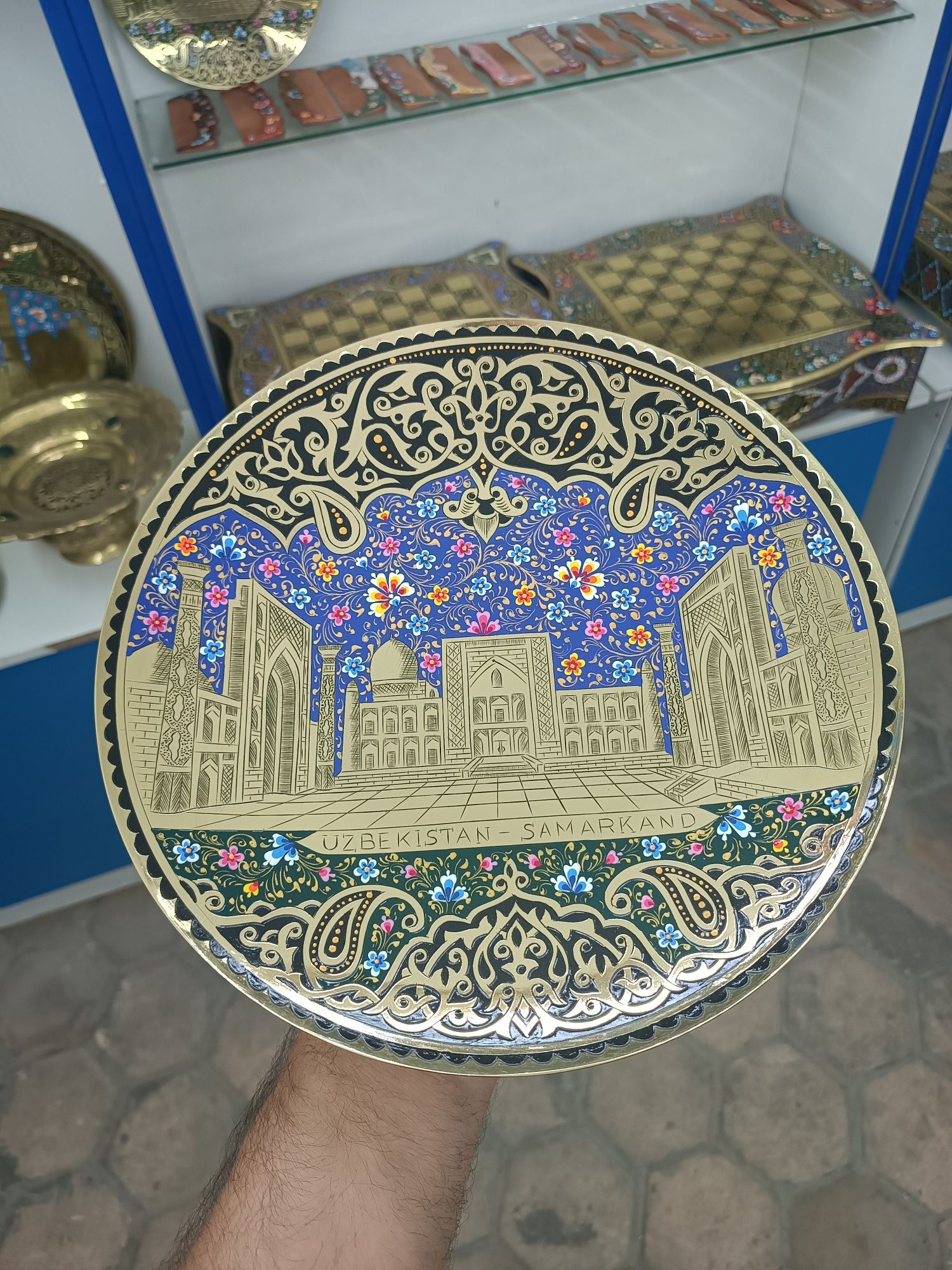 Декоративные чеканные тарелка
