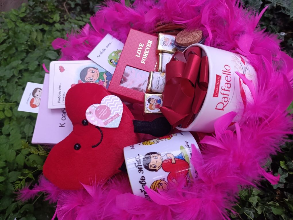 Подарочной бокс Love is для любимой девушки с Пандорой