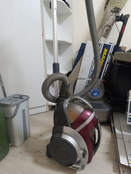 Пылесос LG в рабочем состоянии