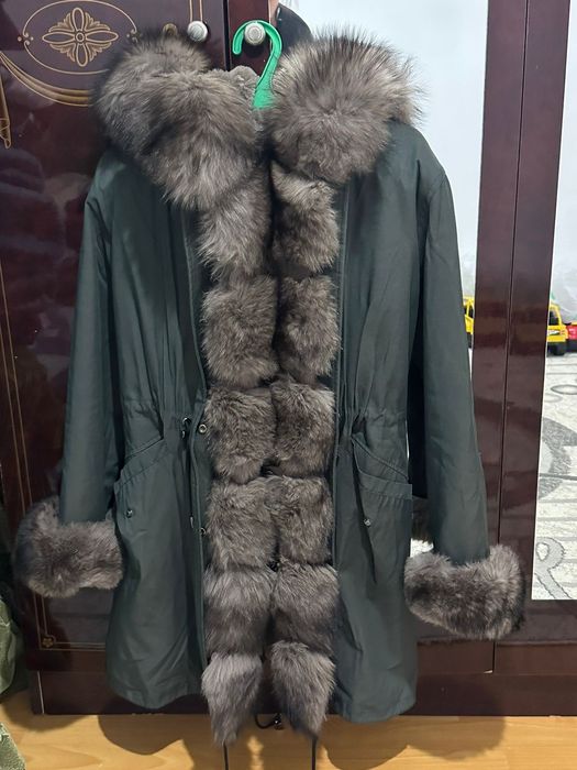 Парка изумрудного цвета