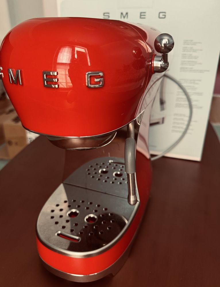 Кофемашина Smeg ECF02RDEU