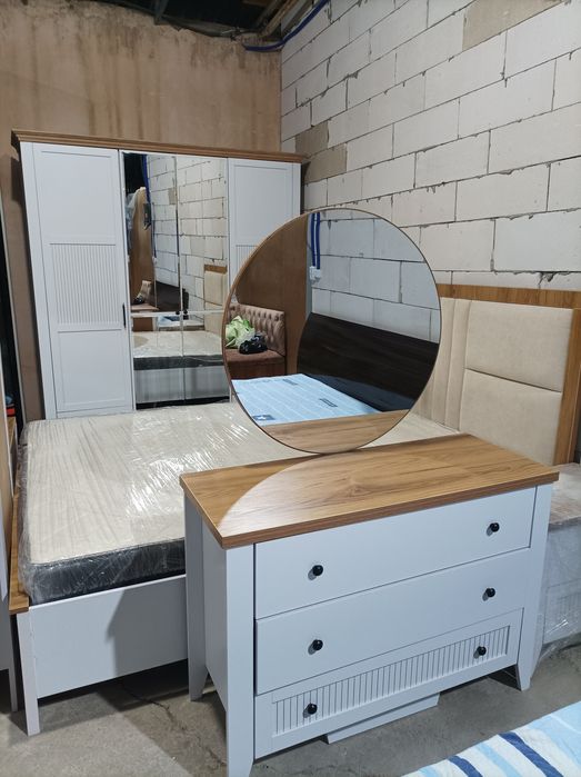 Продается спальный гарнитур