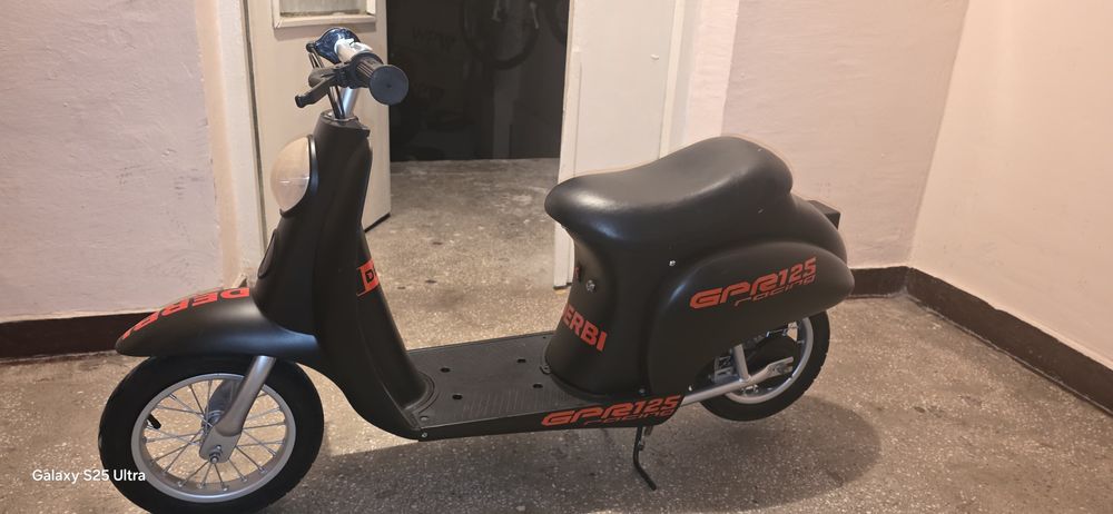 Scuter electric Razor