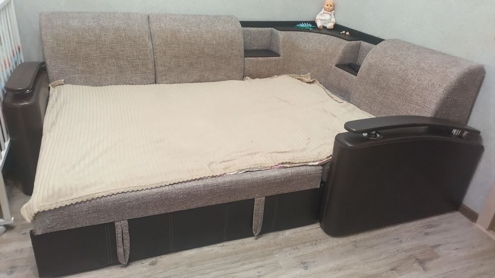 Отдам диван угловой