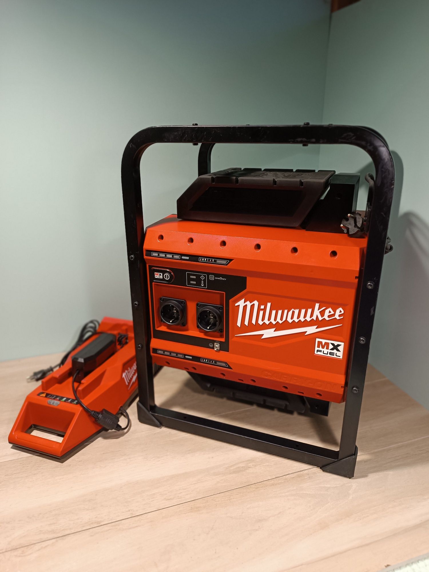 Milwaukee invertor MX Fuel convertor generator