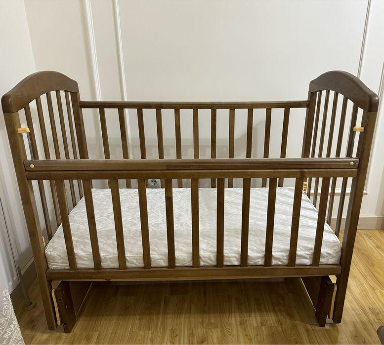 Детская кроватка из дерева