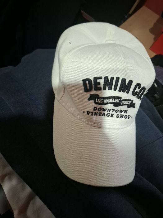 Продавам  бяла шапка