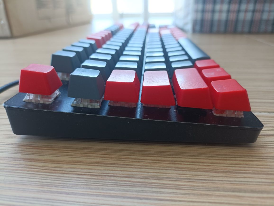Механическая клавиатура на красных свитчах