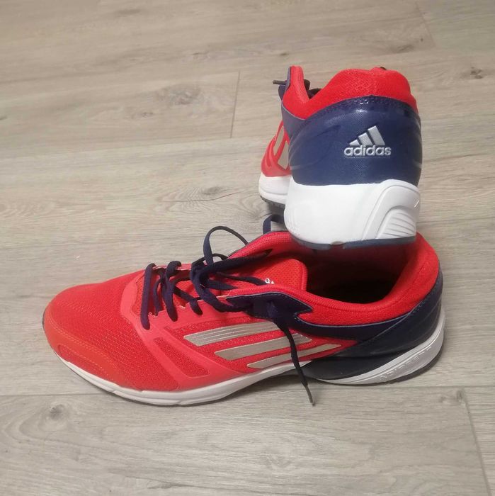 Pantofi noi de alergare de la companie Adidas