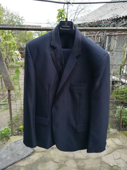 Costumuri barbati diferite culori  marimea 52 / aproape noi /200 ron