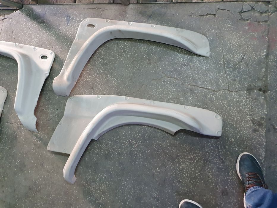 Vând overfendere şi bulbar pentru Suzuki Jimni.