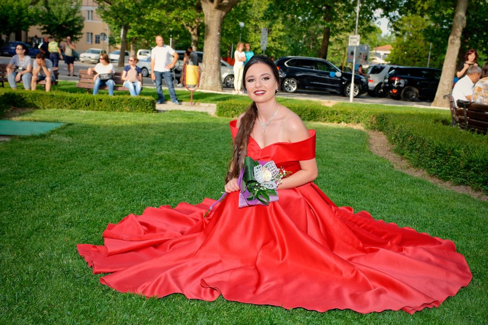 Червена бална рокля