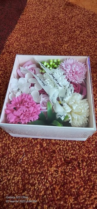 Aranjament floral de săpun în cutie de carton
