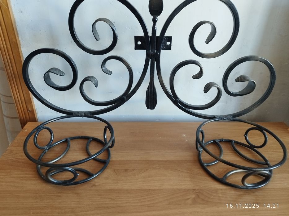 Кованные настенные подставки для цветов