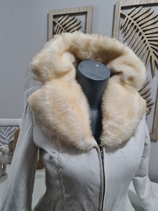 Palton scurt  alb cu blanita la guler și maneci