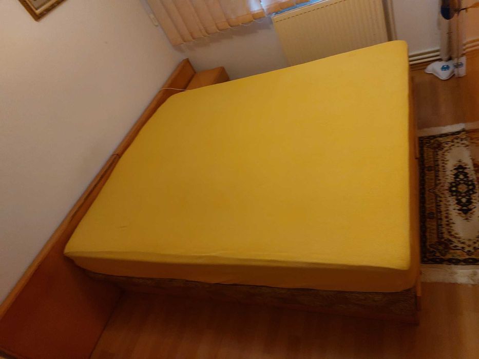 Pat cu 2 noptiere si saltea