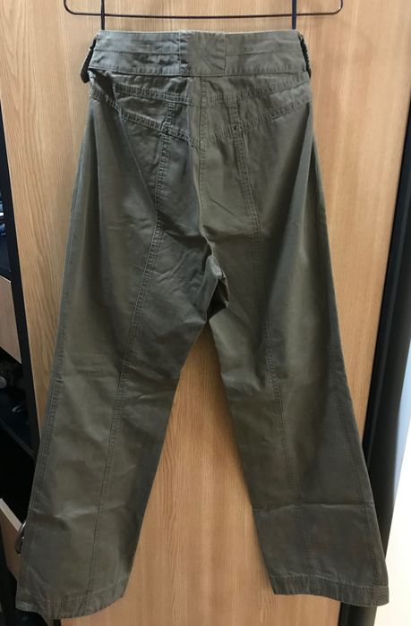 Pantaloni khaki ca noi