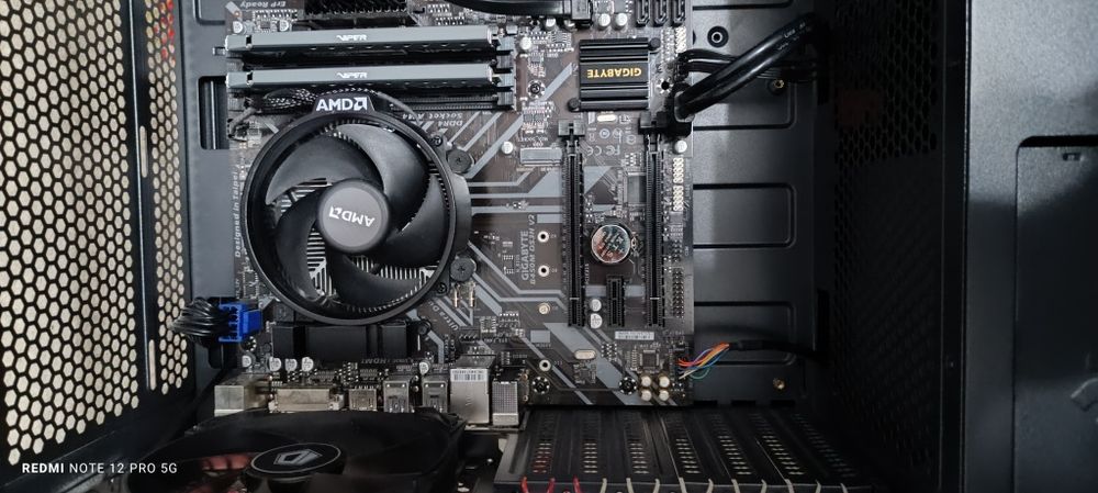 Vând AMD Ryzen 5/2400g/ 8gb ram