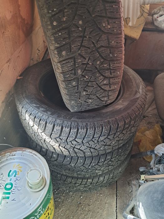 Здравствуйте! Продам б/у зимнию резину комплект  195/65R15 отличное  .