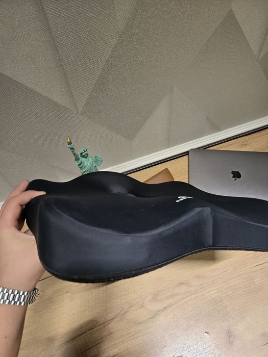 Ergonimik ortopedik otirish yostiqchasi