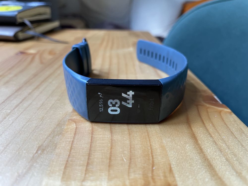 Смарт часовник Fitbit Charge 4