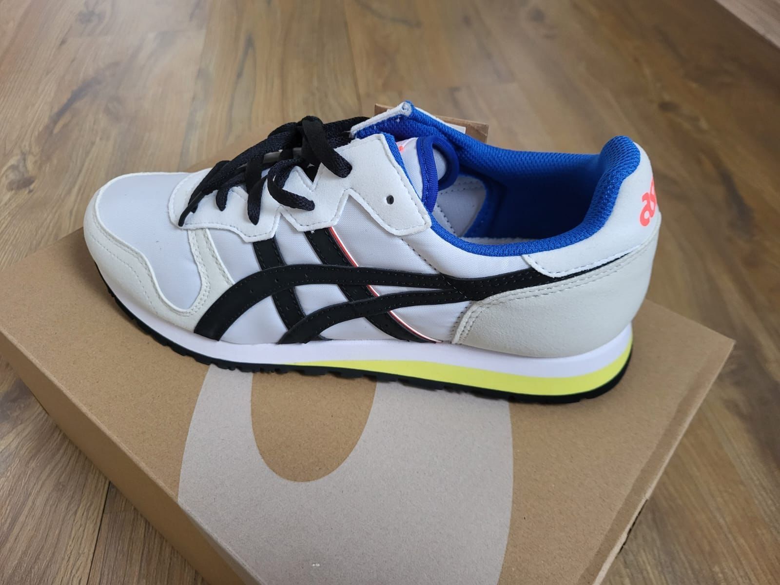 Vând pantofi sport originali ASICS noi