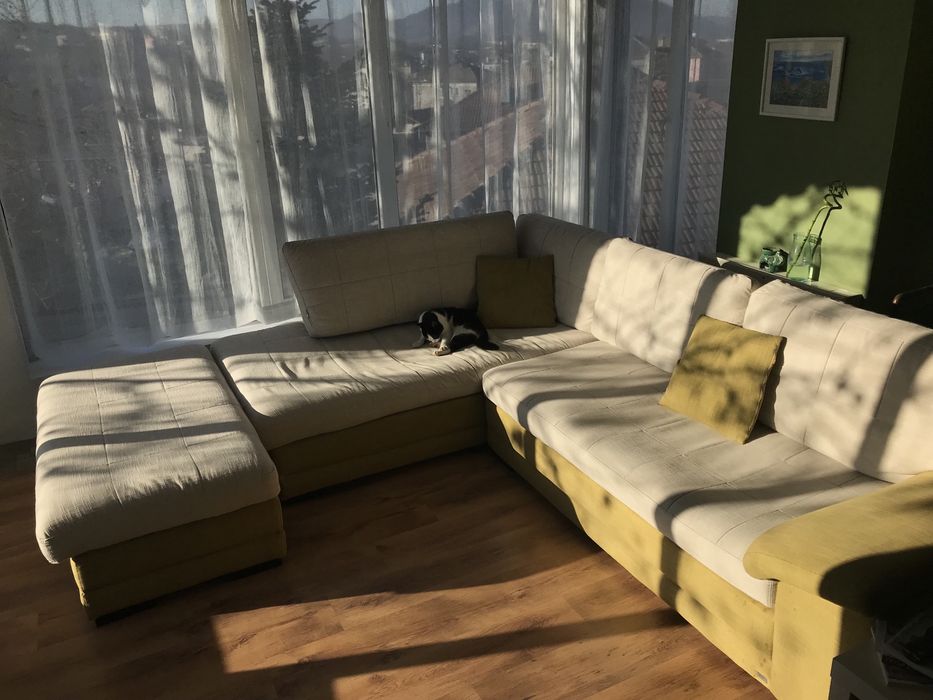 Диван в бяло и резедаво