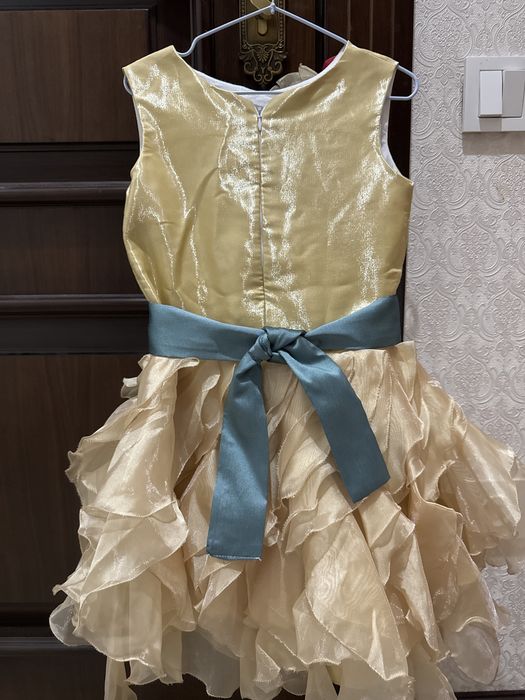 Платье нарядное для девочки 6-7 лет.