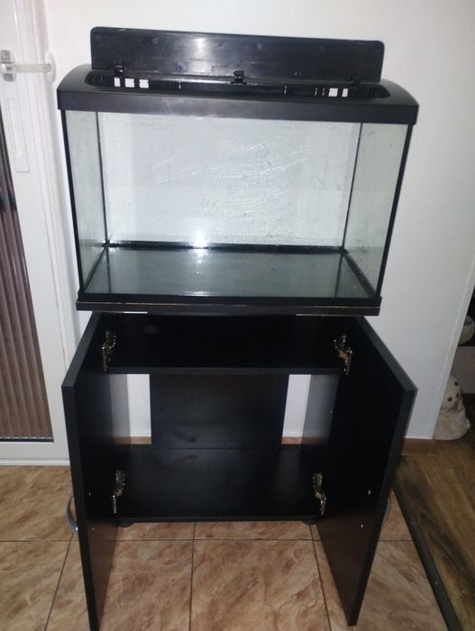 Acvariu cu masa de vânzare