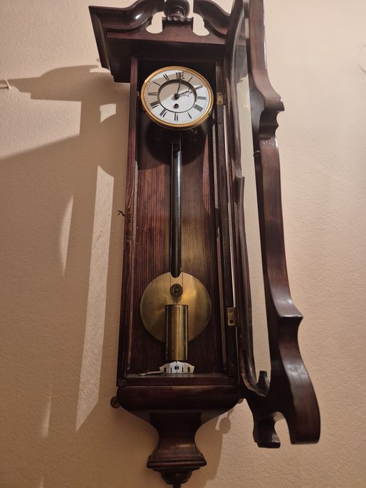 Pendula de perete cu o greutate